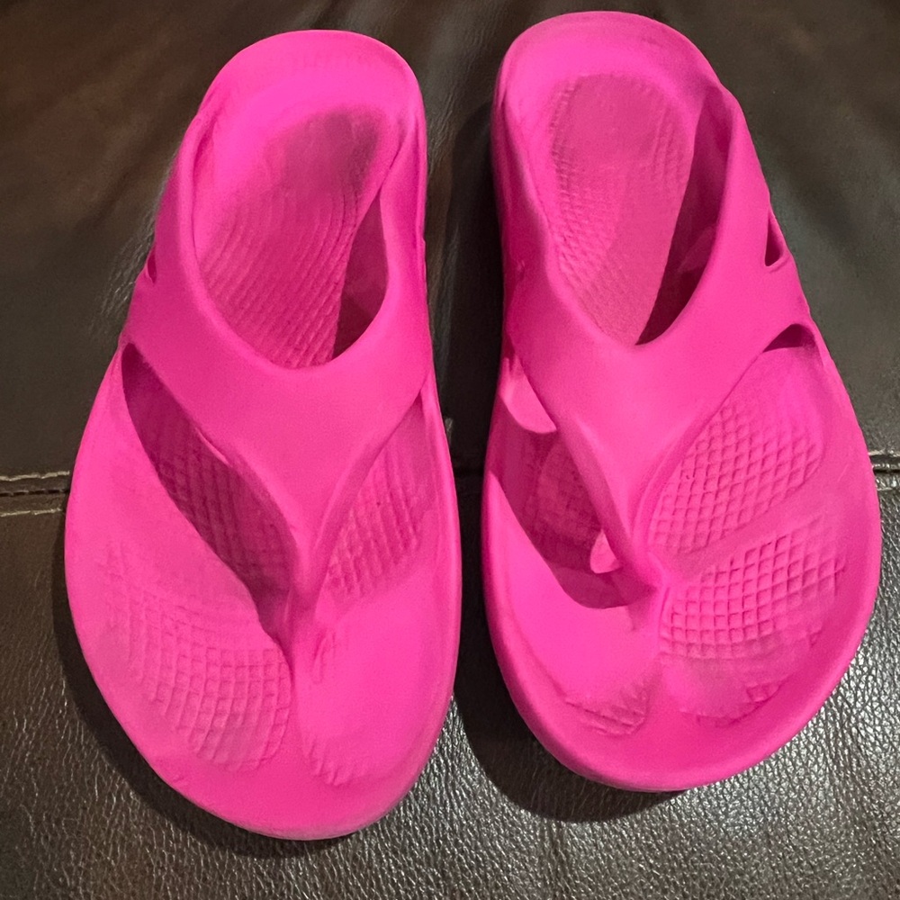 Oofos sandals size 9